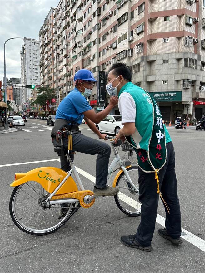 台中市议员张耀中促市府应正视youbike1.0及2.0无法兼容的问题并改善。（张耀中提供／张亦惠台中传真）