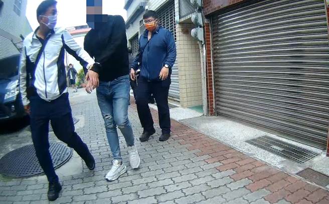 罗姓车手出现准备取走老翁现金时，遭警方逮捕。（读者提供／程炳璋台南传真）