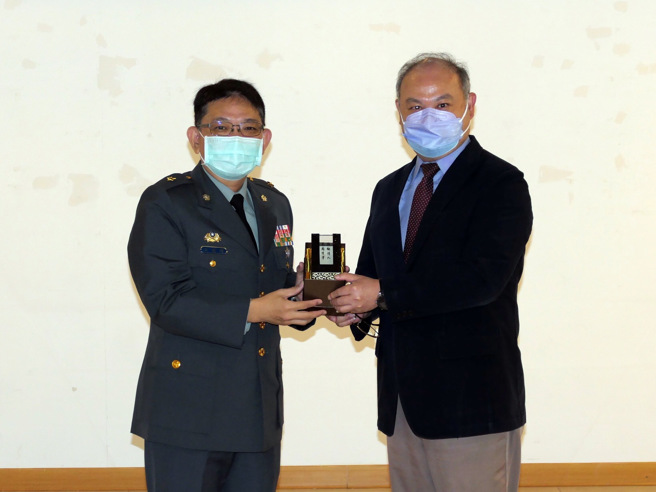 龙华科大葛自祥校长致赠纪念品给陆军三支部指挥官巫建辉少将。(照片/龙华科大提供)