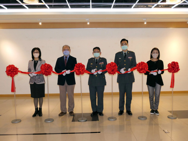 国军第55届文艺金像奖巡迴美展于龙华科大盛大揭幕，贵宾共同剪彩。(照片/龙华科大提供)