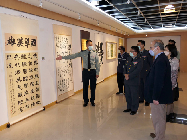 龙华科大师生欣赏国军第55届文艺金像奖巡迴美展作品，饱览丰盛艺文飨宴。(照片/龙华科大提供)