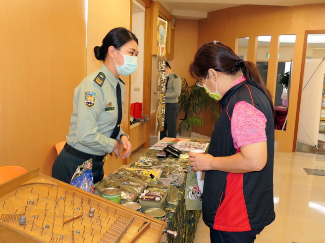 美展会场也设置摊位介绍国军各式后勤补给品及装备，欢迎学子加入国军行列。(照片/龙华科大提供)