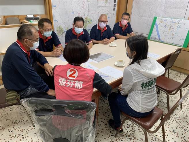 中市议员候选人张芬郁与立委林静仪的助理8日拜访欣林瓦斯公司，携带来自雾峰四德路以南200多位居民和菇农的连署书，传达舖设瓦斯管线的期望。（张芬郁服务处提供／潘虹恩台中传真）