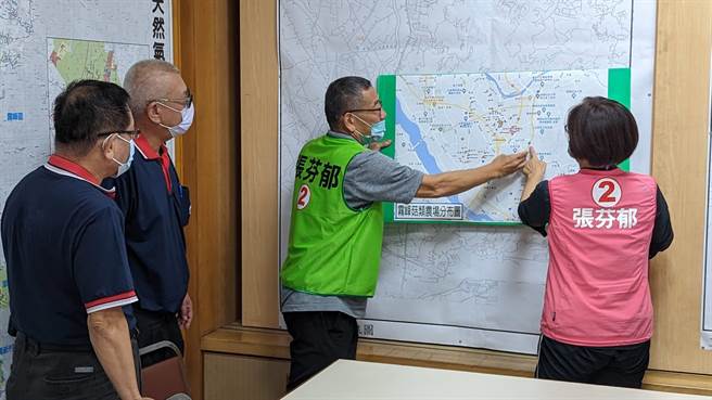 中市议员候选人张芬郁与立委林静仪之助理8日拜访欣林瓦斯公司，以雾峰菇类农场的分布图向欣林公司说明瓦斯需求与未来可以舖设的路线。（张芬郁服务处提供／潘虹恩台中传真）