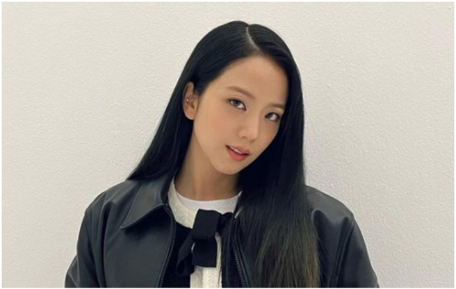 27岁南韩女星Jisoo近日被拍到颈部长肿块。（图／IG@Jisoo）