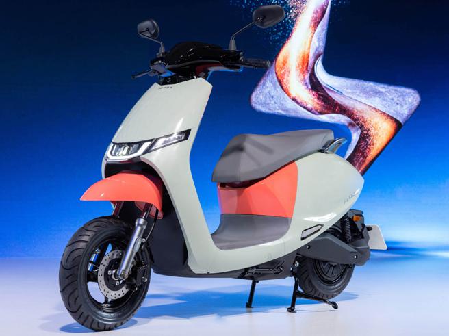 Ionex 光阳电动车限时优惠，Ionex i-One Air都会版售价4万9800元，配合政府汰旧换新补助，最低2万5000元即可轻松入手。（光阳提供）