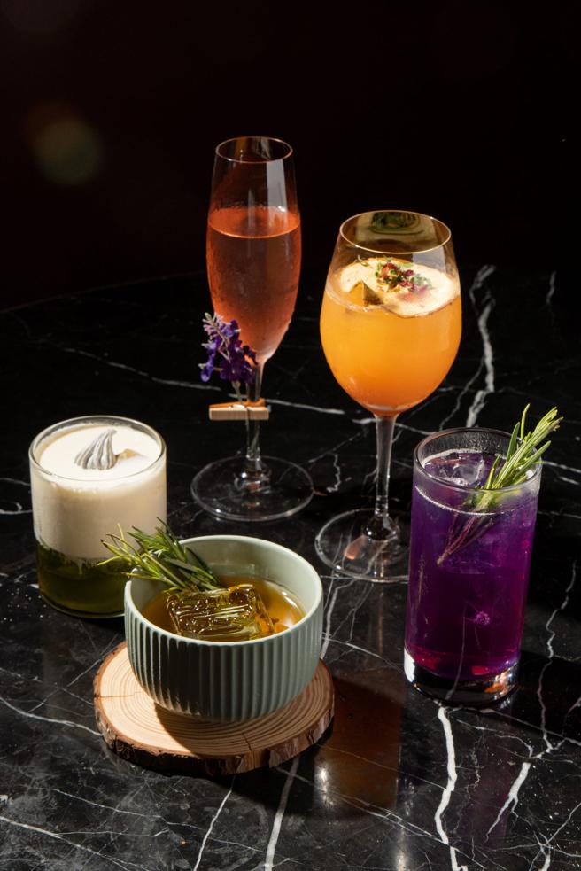 持「隱酒護照」可於隱餐飲集團旗下5間餐酒館各兌換2杯特調，並蓋章闖關拿獎。（隱餐飲集團提供）
★《中時新聞網》關心您：飲酒過量，有礙健康。酒後不開車，安全有保障！