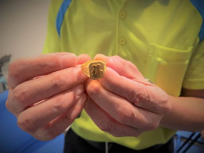 警方查获尚未变卖的金戒指。（警方提供）