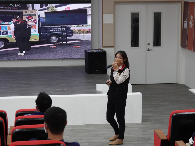 花莲县环保局废弃物管理科于向海致敬平台分享最新VR资源回收虚拟实境计画。（图／花莲县环保局提供）
