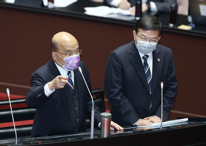 国庆烟火无人机遭爆料是陆制，苏贞昌（左）得知后震怒说：「寧可不要有这种表演！」（姚志平摄）