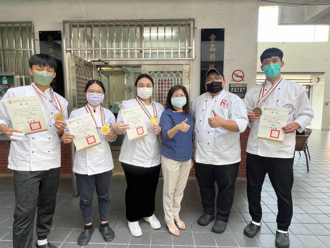 食科系讲师王俊胜(右二)指导系上学生，参赛全国厨艺赛获得佳绩。(照片/弘光科大提供)

