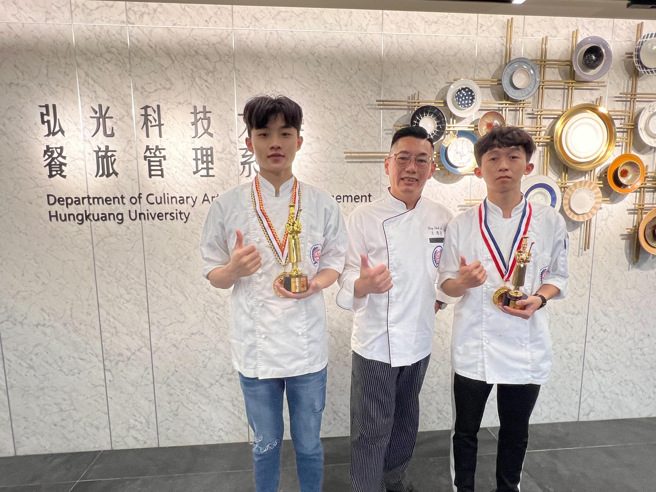 弘光餐旅系助理教授王志荣(中)指导学生庄国英(左)、谢明翰(右)，参加全国厨艺赛，夺全场最高分。(照片/弘光科大提供)