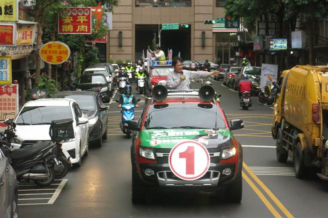 林佳龙今在中和区进行车队扫街。（李奇叡摄）