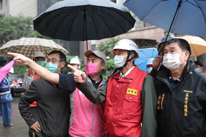 基隆市副市長林永發（圖右2）視察暖暖街281巷土石滑落災情搶救現場，指示工務處在確保安全前提下，盡快災復腳步。（基隆市政府提供／張志康基隆傳真）