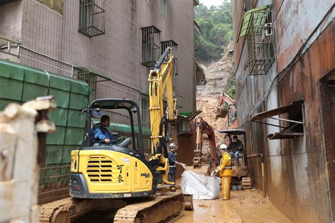 暖暖街281巷發生土石滑落現場，仍有多戶民宅難以恢復正常生活，市府全力搶災。（基隆市政府提供／張志康基隆傳真）