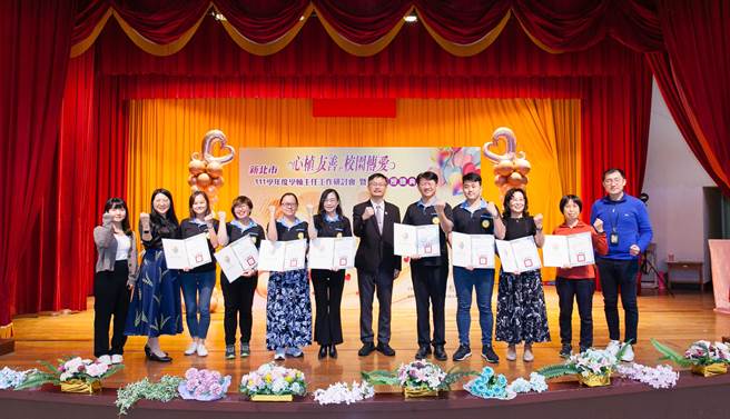 教育局长张明文颁聘特教及资优辅导团团员聘书后大合影。（新北市教育局提供／李奇叡新北传真）