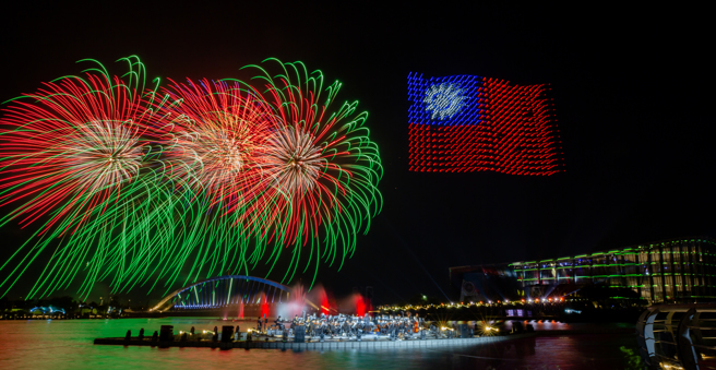 在嘉义国庆烟火排出国旗的无人机团队，被踢爆是大陆制。总统府提供