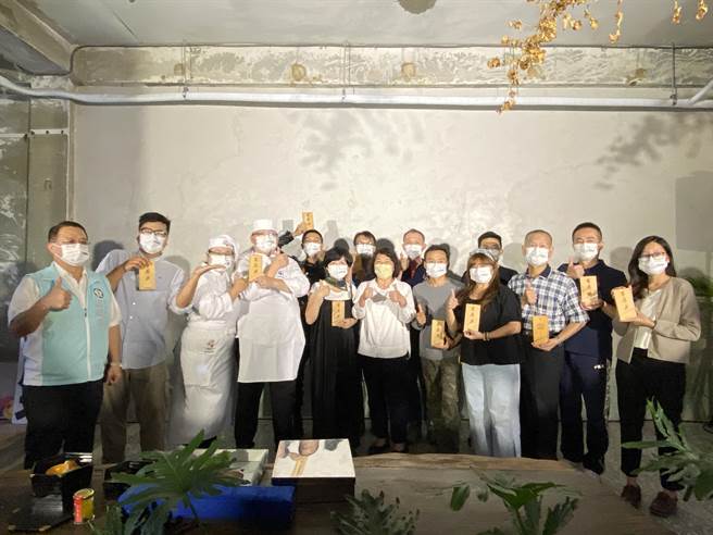 嘉义市长黄敏惠颁发台湾桧木制作的奖牌及感谢状给各类申请人及协助单位。（廖素慧摄）