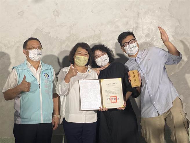 嘉义市长黄敏惠感谢邱信宪夫妻投入旧屋力计画让老屋重生。（廖素慧摄）
