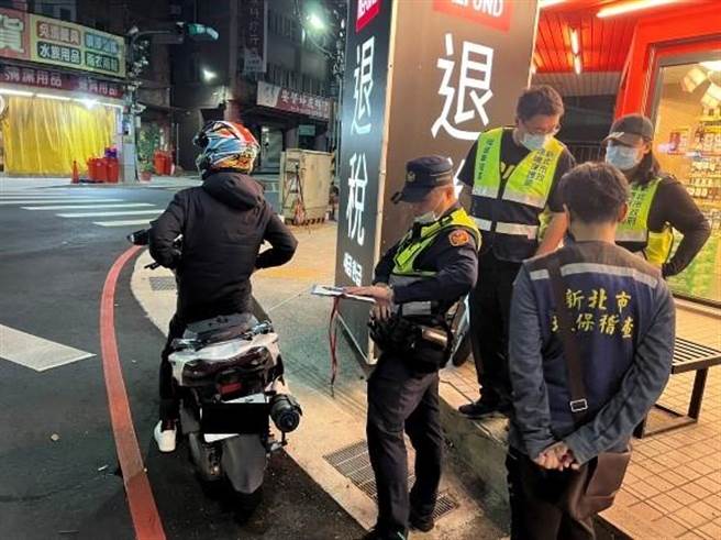 深夜噪音扰人清梦，为遏止改装车制造噪音歪风，芦洲警分局在5日与新北市政府环境保护局联手，在芦洲区易有噪音车行经地点设立稽查点。(芦洲警分局提供)