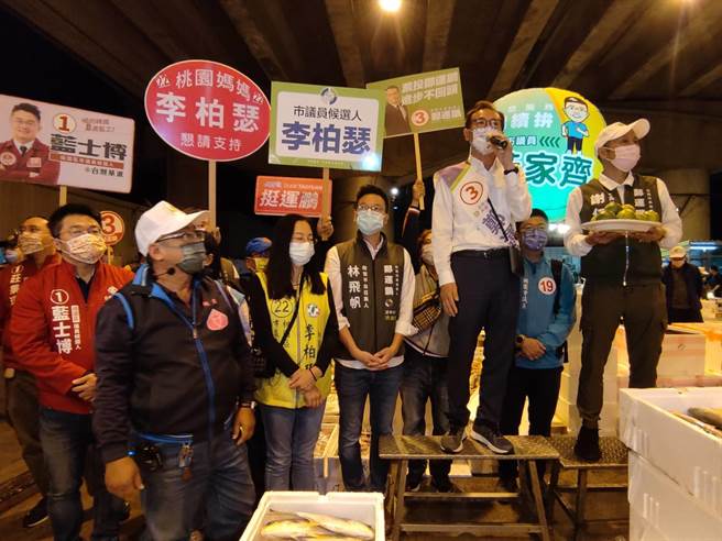 国民党桃园市长候选人张善政竞选办公室批「1200首都通」政策，民进党桃园市长候选人郑运鹏竞办发言人黄韦钧表示，任何一项交通建设都可以打脸国民党对手张善政。（赖佑维摄）