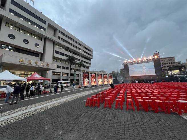 桃园市政府8日至9日连续两天，每晚6点30分起在市府前广场透过500吋电视墙举办桃猿客场直播活动。(蔡依珍摄)