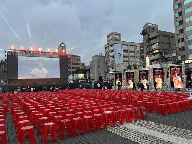 桃园市政府8日至9日连续两天，每晚6点30分起在市府前广场透过500吋电视墙举办桃猿客场直播活动。(蔡依珍摄)