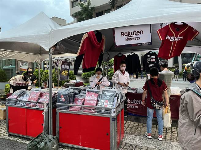 桃园市政府8日至9日连续两天，每晚6点30分起在市府前广场透过500吋电视墙举办桃猿客场直播活动。(蔡依珍摄)