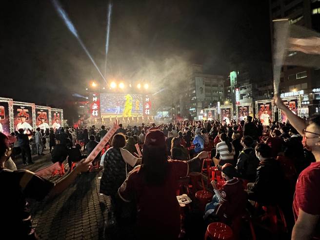 现场座无虚席，场面嗨翻天。(蔡依珍摄)
