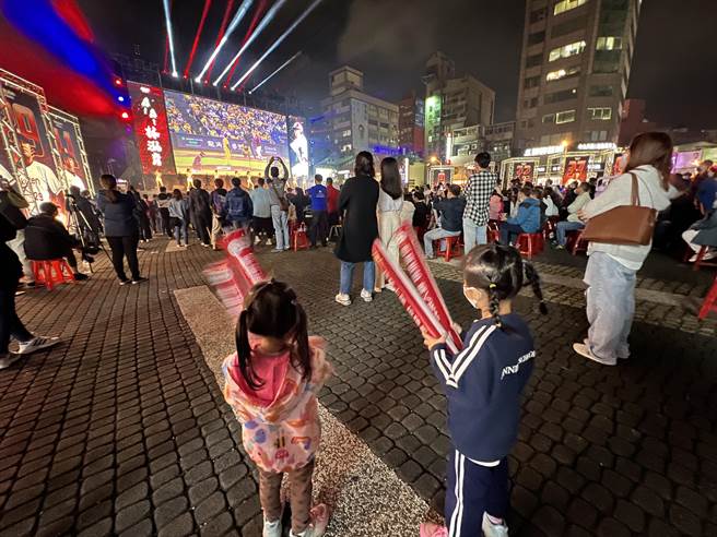 现场座无虚席，场面嗨翻天。(蔡依珍摄)