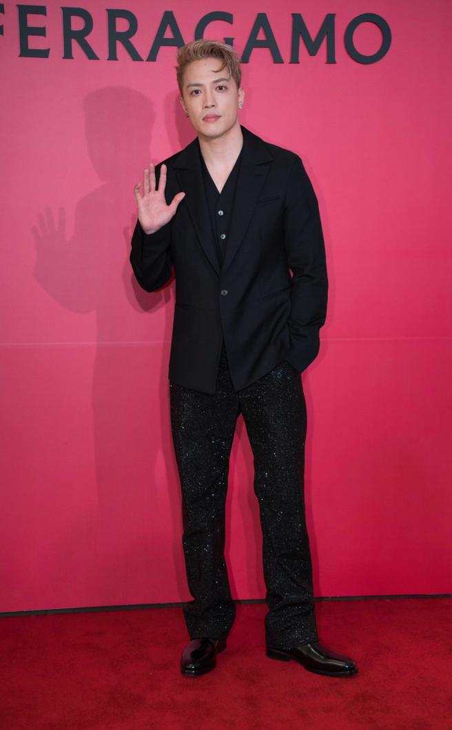 J.Sheon自認自己理性購物，卻被Karencici吐槽「衝動購物」，直呼想帶走身上價值近32萬的水晶長褲，FERRAGAMO 黑色水晶長褲31萬9000元、FERRAGAMO LOGO T1萬6900元、黑色修身西裝外套11萬9000元、亮漆皮短靴4萬9900元。（吳松翰攝）