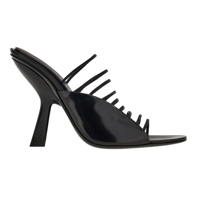 FERRAGAMO 黑色魚骨高跟鞋，3萬7900元。（FERRAGAMO提供）