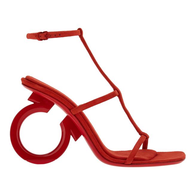 FERRAGAMO 紅色麂皮Gancino造型跟飾高跟鞋，4萬5900元。（FERRAGAMO提供）