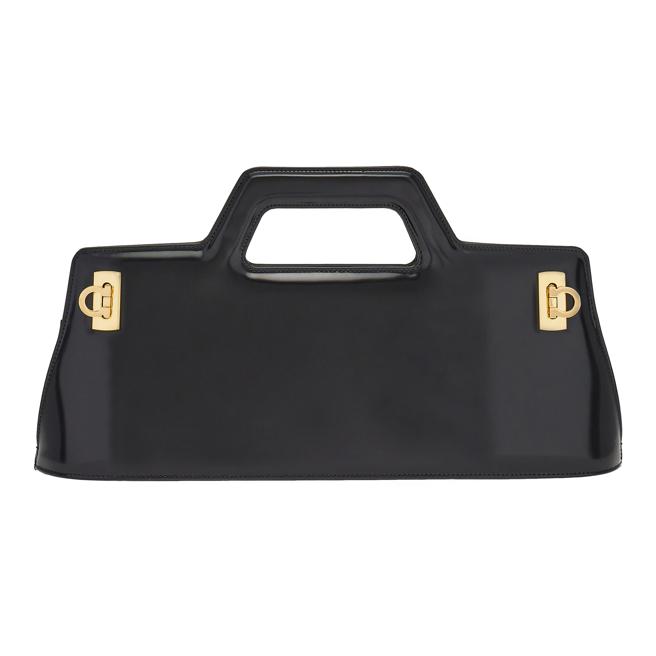 FERRAGAMO 寬版黑色Wanda手提包，7萬9900元。（FERRAGAMO提供）