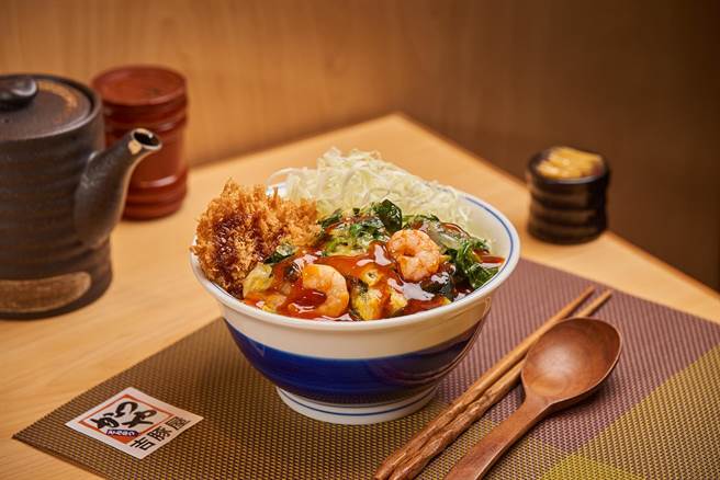 台湾吉豚屋执行长 林进贤表示 ：「台湾吉豚屋首度以本地台湾人气小吃虾仁煎佐以日本本社自信的腰内炸猪排，台日联手，Local X Global，要激盪对饕客对美食的想像 。」（吉豚屋提供）