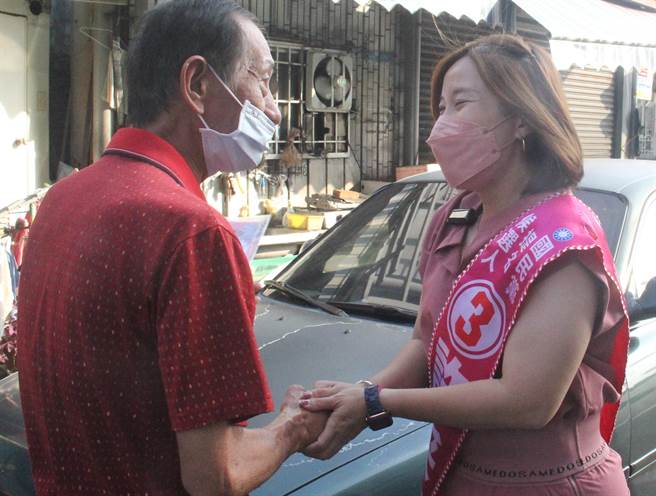 高市议员第8选区登记第3号的许采蓁，连日来马不停蹄勤跑地方。（柯宗纬翻摄）