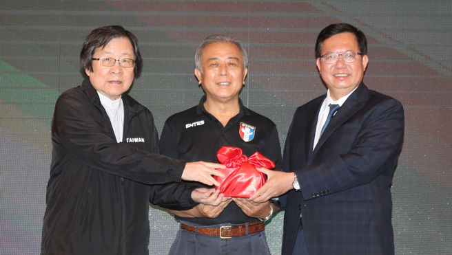 桃园市长郑文灿（右起）在监事主席李永山见证下，从邱义仁手中接下中华足协理事长印信。（陈怡诚摄）