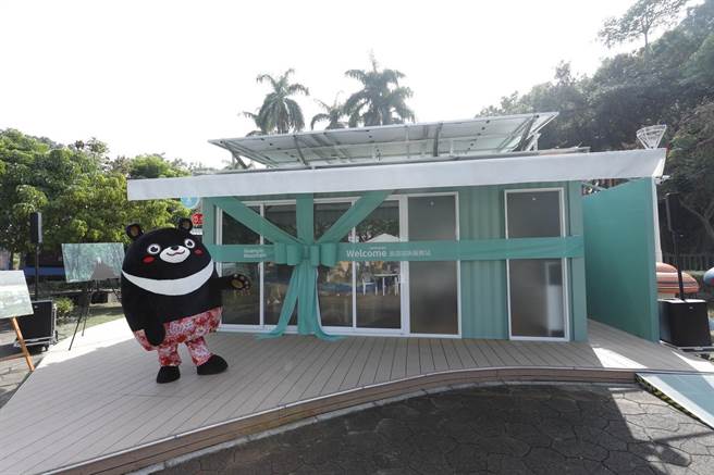 高雄熊与观音山旅游谘询站开箱照。（柯宗纬翻摄）