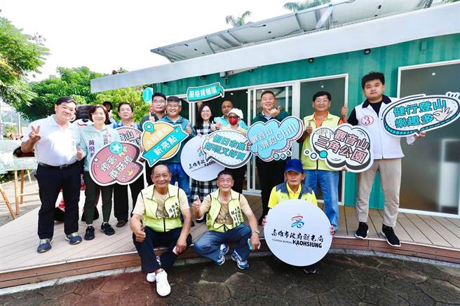 高雄市政府观光局周玲妏局长与在地议员、区长、里长共同合照。（柯宗纬翻摄）