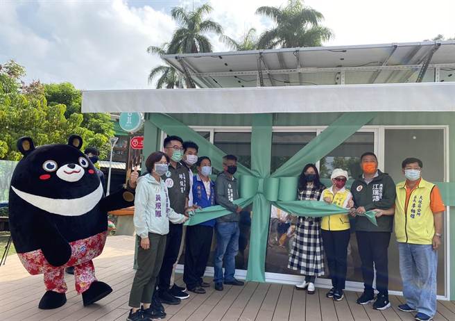 高雄市政府观光局周玲妏局长与在地议员、区长、里长共同合照。（柯宗纬翻摄）