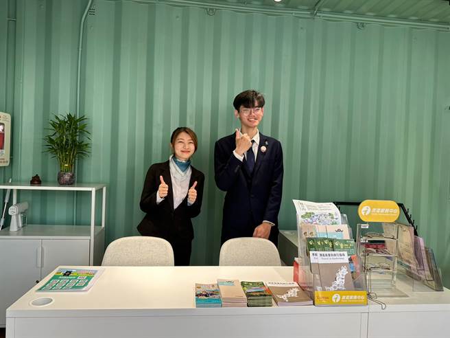 观光局与实践大学及在地社区合作，派遣专业人力驻点，提供游客在地化旅游谘询服务。（柯宗纬翻摄）