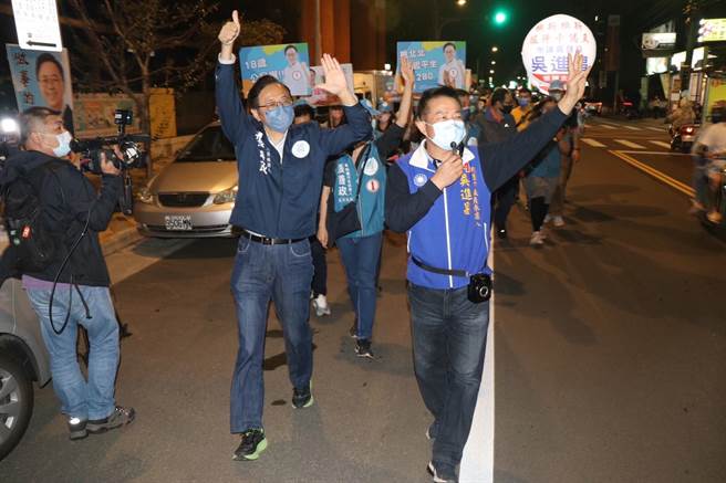 國民黨桃園市長候選人張善政今晚赴觀音草漯徒步掃街。（蔡明亘攝）