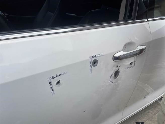白车驾驶座车门布满弹孔。（洪靖宜摄）