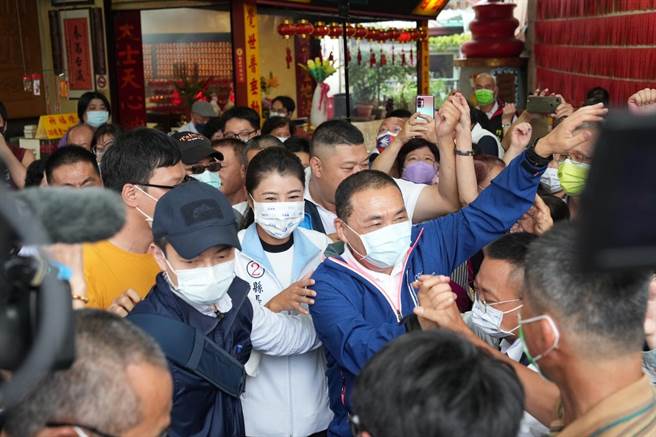 侯友宜与许淑华等人到竹山正觉寺参拜，支持者簇拥争相握手、拍照。（许淑华竞办提供／杨静茹南投传真）