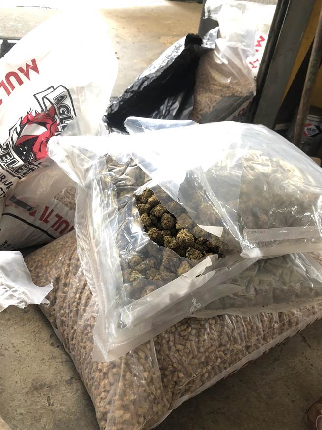 警方与海关从木屑粒内，查获夹藏456公斤的大麻花。(翻摄照片／台北传真）