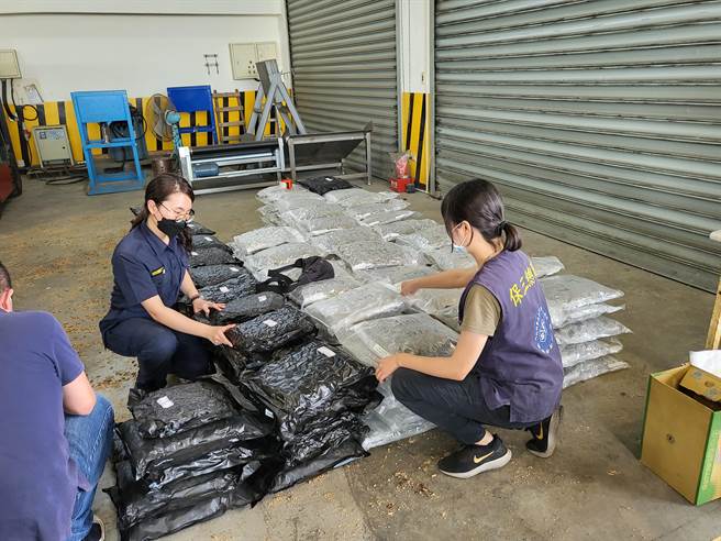 警方与海关从木屑粒内，查获夹藏456公斤的大麻花。(翻摄照片／台北传真）