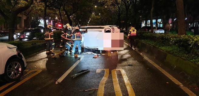 北市堤顶大道8日晚上7时许惊传翻车意外，一辆白色休旅车失控呈90度翻覆。(翻摄照片／林郁平台北传真）