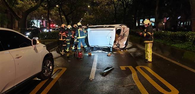 北市堤顶大道8日晚上7时许惊传翻车意外，一辆白色休旅车失控呈90度翻覆。(翻摄照片／林郁平台北传真）