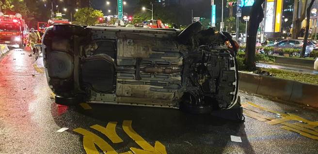 北市堤顶大道8日晚上7时许惊传翻车意外，一辆白色休旅车失控呈90度翻覆。(翻摄照片／林郁平台北传真）