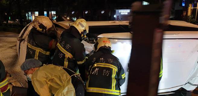 北市堤顶大道8日晚上7时许惊传翻车意外，一辆白色休旅车失控呈90度翻覆。(翻摄照片／林郁平台北传真）